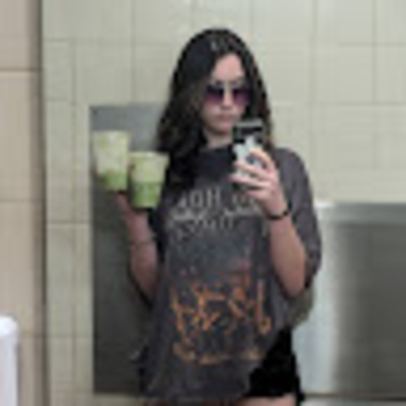 Meet your Posher, Danyka - Picture 1 of 1